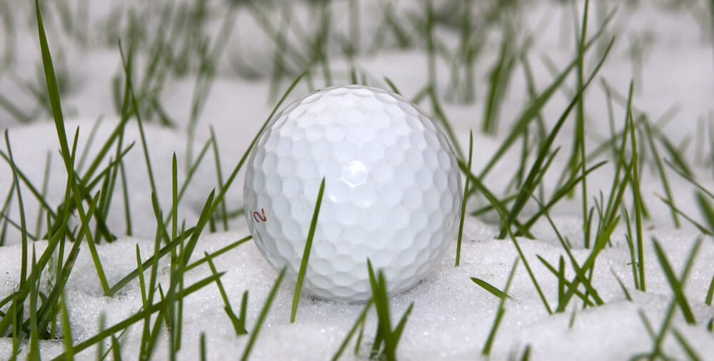 Golfball im Schnee