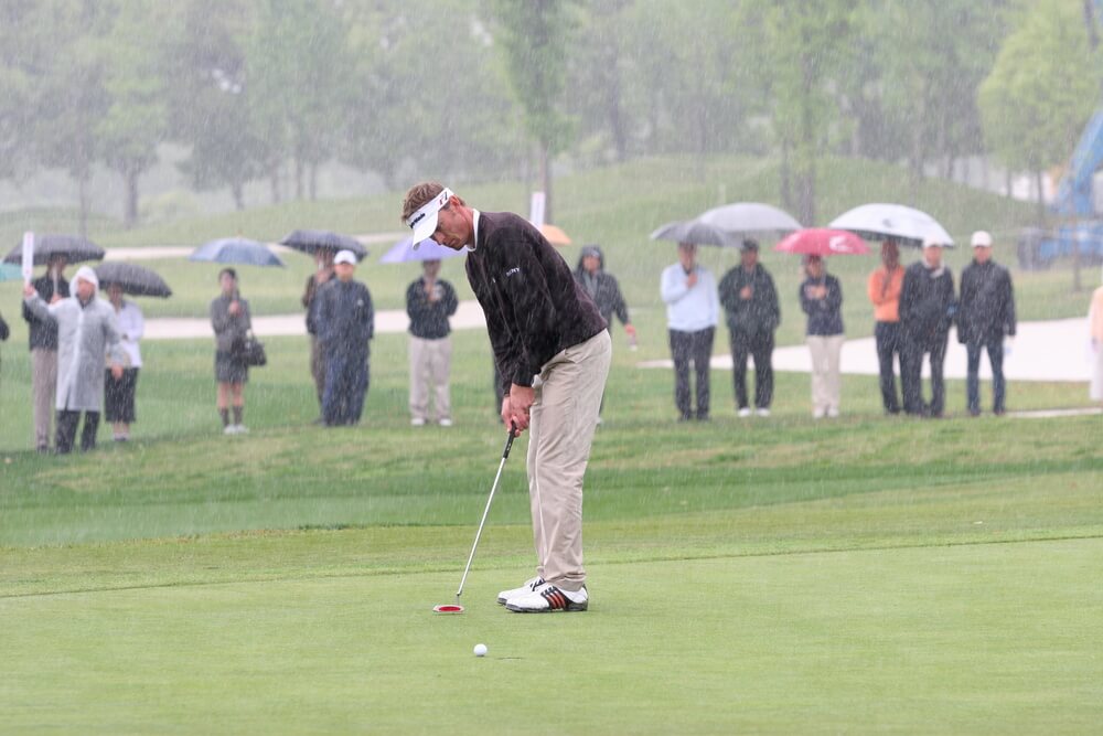 Die passende Regen Golfbekleidung macht den Unterschied